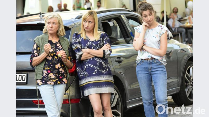 Als Sabine Kreitmann spielt die Weidenerin Kathrin Anna Stahl (Mitte) die Tochter von Helga Kreitmann (Jutta Speidel) (links). Uschi Glas und die jüngst verstorbene Hannelore Elsner besetzten weitere Hauptrollen. Die Zusammenarbeit war &quot;sehr beeindruckend&quot;, berichtet Stahl. Bild: ARD Degeto (Jürgen Olczyk)