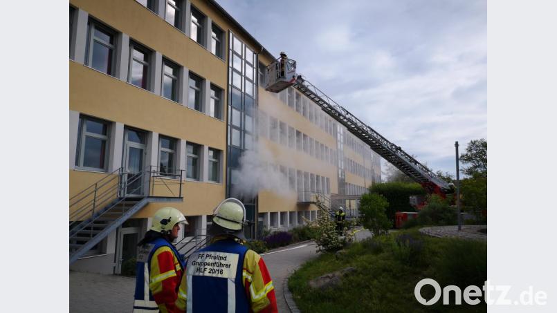 Die Feuerwehr Pfreimd rückte am Sicherheitstag an die Landgraf-Ulrich-Schulen zu einer Übung aus. Bild: exb