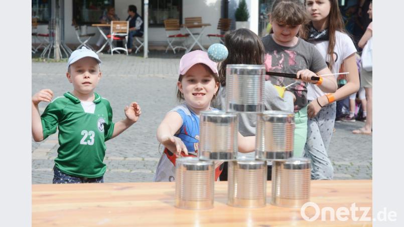 Für Abwechslung sorgte ein Stand zum Dosenwerfen. Bild: Gabi Schönberger