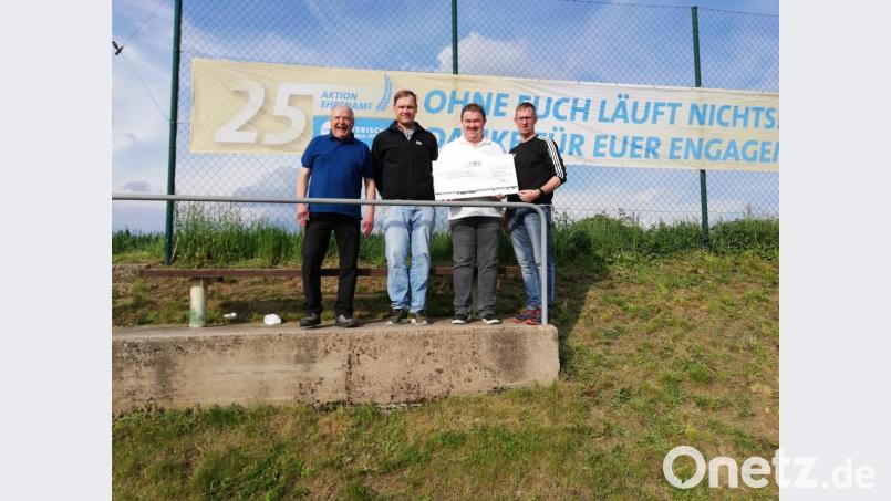 Bürgermeister Peter Lehr, Platzwart Martin Neukam (von links) und SCE-Vorsitzender Thomas Mikolei (von rechts) freuen sich über die 500-Euro-Zuwendung der Sozialstiftung des Bayerischen Fußballverbands. Albert Kellner, der Leiter des Fußballkreises Amberg/Weiden, übergab den Scheck. Bild: rn