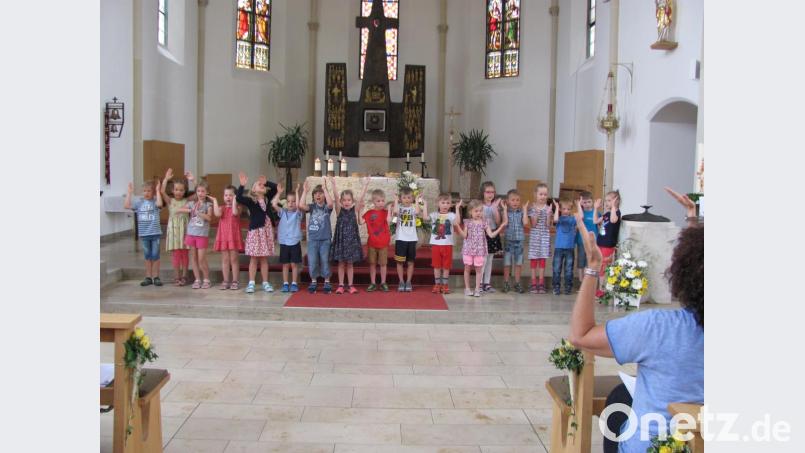 Mit Handbewegungen beteten die Kinder sehr anschaulich das Vater unser bei der Abschlussandacht des Kinderhauses St. Elisabeth. Bild: sei