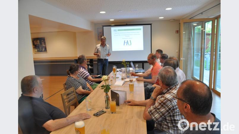 Die Ortsverbände der Freien Wähler Erbendorf und Kemnath luden zur Inforunde zum Thema „HeimatUnternehmen“. Projektkoordinator Alfred Wolf (stehend) berichtete über seine Arbeit. Bild: ak