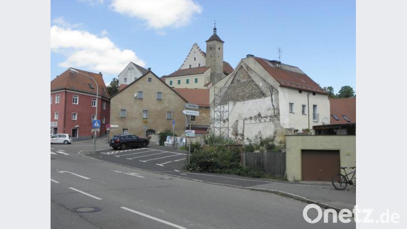 Stadtansicht von der Georgenstraße aus: Unansehnlich ist der Giebel eines städtischen Hauses (rechts) durch den Abbruch eines Nachbargebäudes geworden. Von „Schandfleck“ ist bei vielen Nabburgern die Rede. Bild: Wilhelm Amann