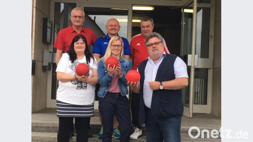 Die SPD-Gemeinderäte Christine Strehl, Nicole Bäumler, Walther Piehler (vorne, von links) und Thomas Lindner (hinten, Mitte) informieren sich bei den aktiven Kegler Dieter Domasch (hinten, links) und Richard Dürmann (hinten, rechts). Bild: du