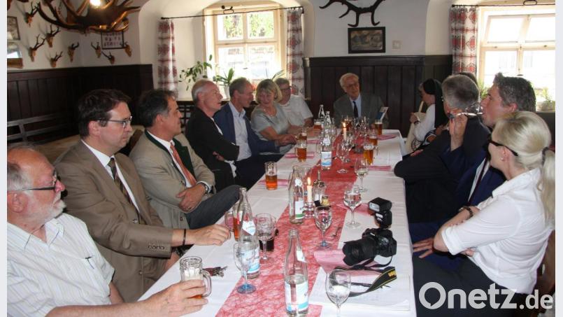 Nach dem Mittagessen im Gasthof „Zum Roten Ochsen“ stand ein Besuch im historischen Brauhaus, danach die Besichtigung der IGZ auf dem Reiseprogramm der mehrköpfigen Delegation. Bild: wro