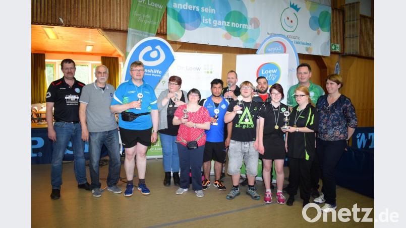Nur Sieger gab es bei der 35. Nordbayerischen Meisterschaft im Tischtennis für Menschen miz Behinderung.Die zwei Erstplatzierten jeder Gruppe qualifizierten sich für die Bayerische Meisterschaft. Die Pokale überreichten Dieter Buchner (links), Abteilungsleiter Tennis TSV Detag, Dr. Fritz Loew (Zweiter von links) von &quot;Loew aktiv&quot; und Astrid Bartholomeyczik Sportkoordinatorin der Lebenshilfe Bayern. Bild: bnr