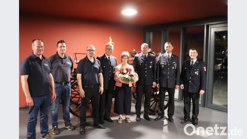 Von links: Kommandanten Thomas Keller, Thomas Sladky, Matthias Haulena, Bürgermeister Franz Stahl, Rosi Tretter, Vorstände Markus Mayer, Rainer Burkhard, Paulus Mehler. Bild: exb