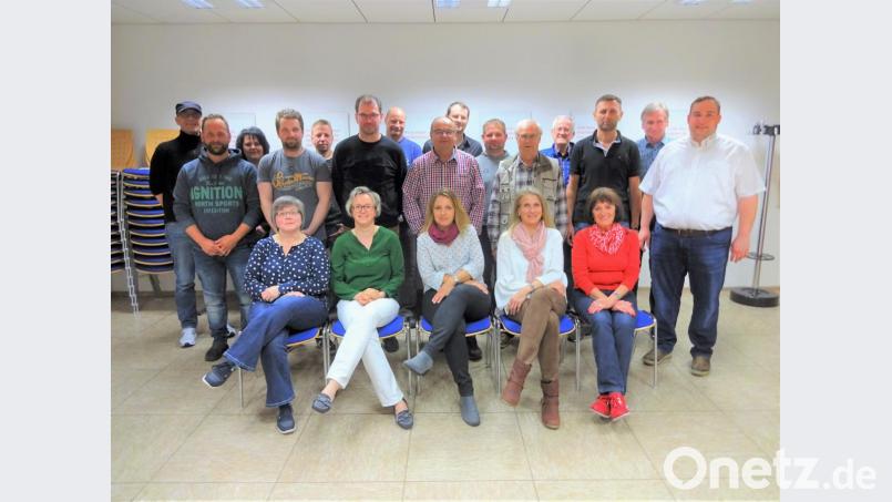 Oftmalige Blutspender wurden beim Treffen im BRK-Zentrum ausgezeichnet. Im Bild die Geehrten mit Bereitschaftsleiter Hans Maenner. Bild: exb