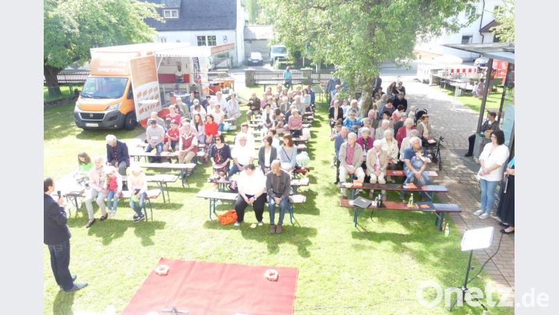 Mit dem Gottesdienst im Freien begann das Fest. Auch das Kolpingmobil &quot;Integration von Flüchtlingen&quot; (links) hatte seinen Platz im Kernhausgarten gefunden. Bild: rtw