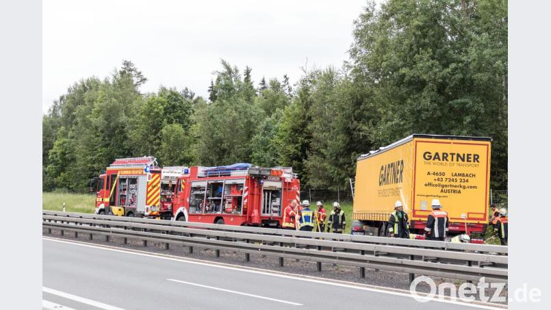 Die A93 ist kurz nach der Anschlussstelle Thiersheim in Richtung Weiden gesperrt. Ein Lastwagen ist auf den Warnanhänger der Autobahnmeisterei gefahren. Bild: dtr