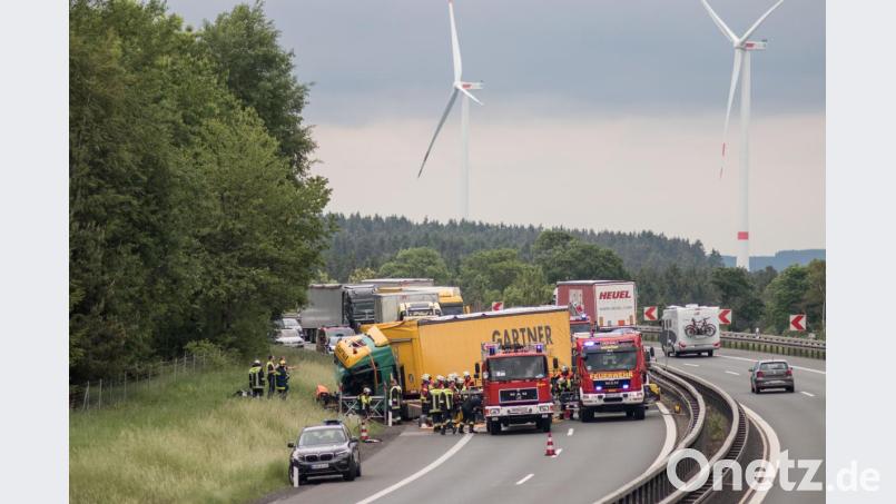 Die A93 ist kurz nach der Anschlussstelle Thiersheim in Richtung Weiden gesperrt. Ein Lastwagen ist auf den Warnanhänger der Autobahnmeisterei gefahren. Bild: dtr