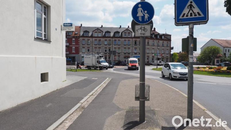 Kein Radweg mehr ab dem Kreisverkehr Richtung Regensburgerstraße – Fußgänger haben Vorrang. Bild: ref