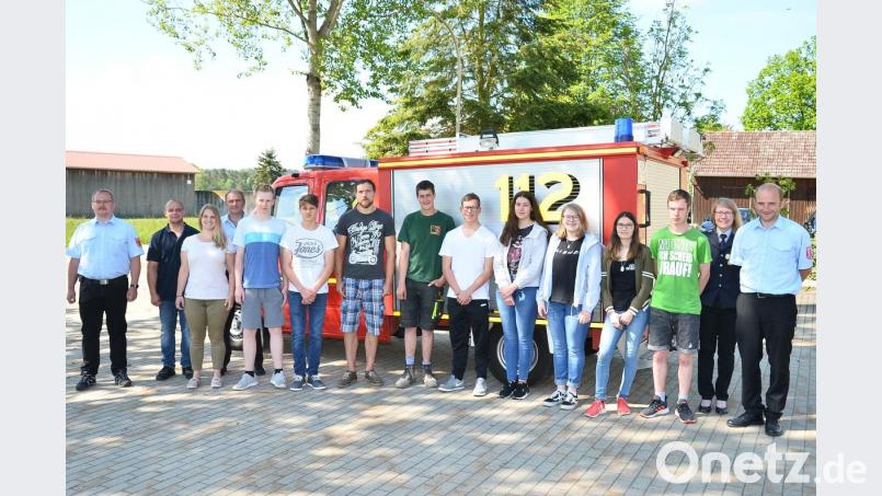 Jugendwart Stefan Lang (rechts) organisierte die Ausbildung des Nachwuchses unter den prüfenden Blicken der beiden Kreisbrandmeister, Matthias Schmidt (links) und Andreas Götz (Vierter von links). Bild: fjo