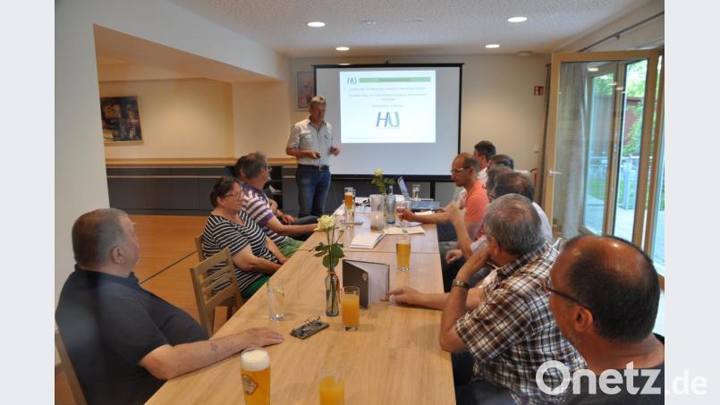 Die Ortsverbände der Freien Wähler Erbendorf und Kemnath luden zur Inforunde zum Thema „HeimatUnternehmen“. Projektkoordinator Alfred Wolf (stehend) berichtete über seine Arbeit. Bild: ak