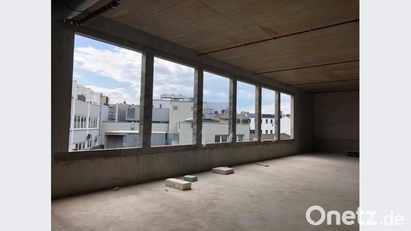 Es wird eifrig an den Räumen des Fitnessstudios im NOC gebaut. Die Fenster sollen eigens vergrößert worden sein, um beim Training einen Blick über Weiden schweifen lassen zu können. Bild: exb