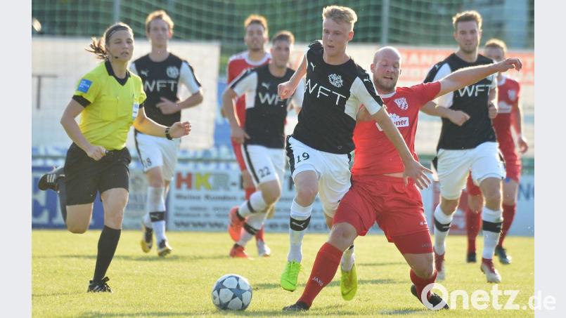 Der defensive Mittelfeldspieler Maximilian Bär (rechts) vom TSV Rain stoppt in dieser Szene den Gebenbacher Fabio Pirner (links). Über weite Strecken der Partie hatten die Schwaben am Mittwochabend die DJK im Griff und erarbeiteten sich mit dem 2:0-Auswärtssieg eine sehr gute Ausgangsposition für das Rückspiel am Samstag. Bild: Hubert Ziegler