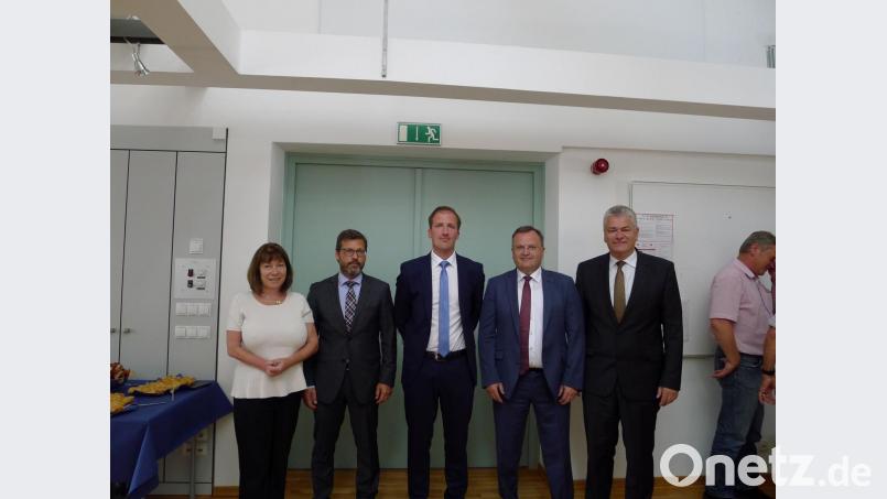 Tobias Bäumler, neuer Leiter der Dienststelle Fürth der Autobahndirektion Nordbayern (Mitte), freut sich über die Glückwünsche von Ministerialrätin Angela Roßmann (von links), Baudirektor Andreas Dormeier, Präsident der Autobahndirektion Nordbayern, Reinhard Pirner, und Ministerialdirigent Wolfgang Wüst. Bild: Autobahndirektion Nordbayern