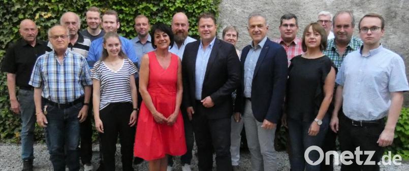 Der frisch nominierte Bürgermeisterkandidat Stefan Grillmeier (Mitte) im Kreis der Vorstandsmitglieder des CSU-Ortsverbandes sowie der Vertreter der Frauen-Union und der Jungen Union. Bild: exb