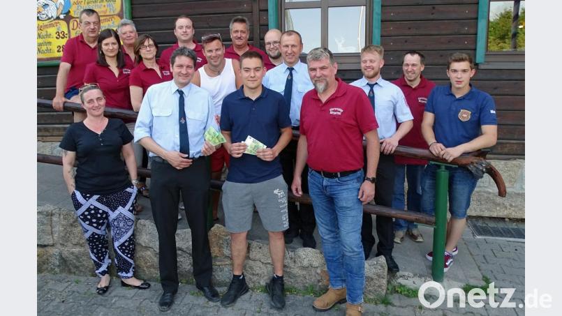 Die Jugendfeuerwehr und der Burschenverein erhalten je 200 Euro von den Organisatoren des Ullersrichter Bürgerfests, das erst wieder 2020 mit neuem Konzept stattfinden wird. Bild: Dobmeier