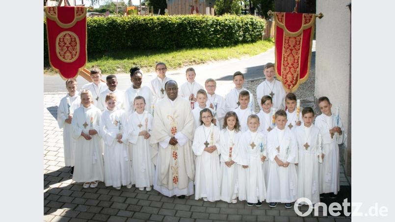Pfarrer Charles Ifemeje mit den Kommunionkindern. Bild: Foto Hummer