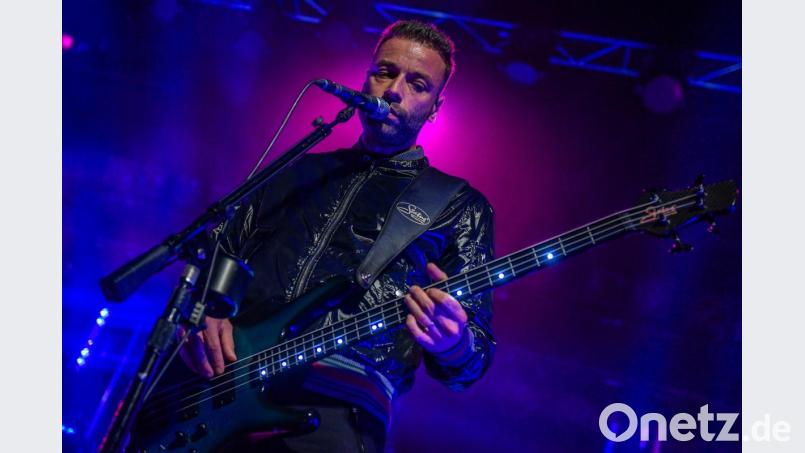 Bassist Christopher Wolstenholme begeisterte mit seinen Bandkollegen 1200 Fans. Das Konzert fand beim Reeperbahnfestival während der Warner Music Night im „Docks“ statt. Bild: Axel Heimken