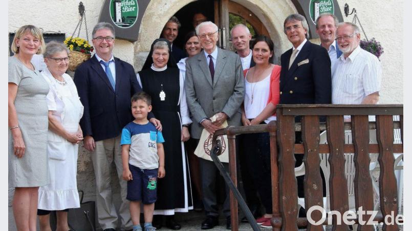 Herzog Franz von Bayern (Sechster von rechts) folgte einer Einladung des Regierungspräsidenten Axel Bartelt (Dritter von rechts), ihm in die nördliche Oberpfalz zu folgen. Stärken konnte man sich im Falkenberger „Roten Ochsen“. Bild: wro