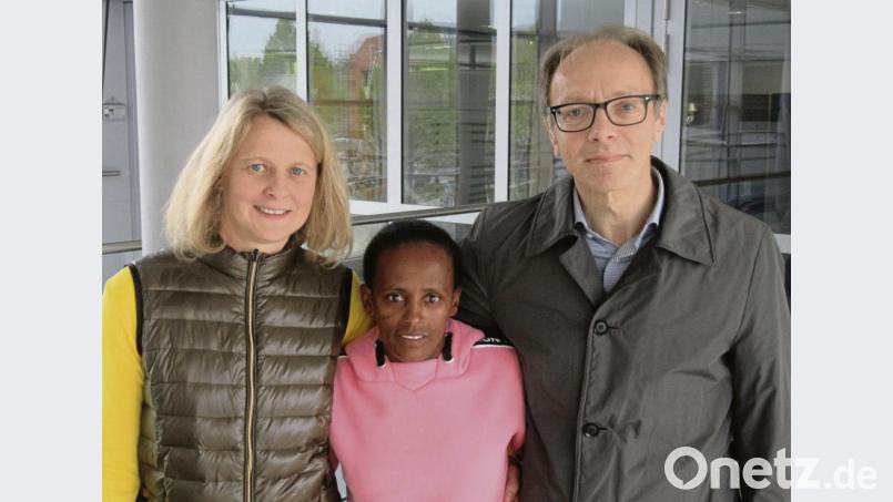 Viele Leute unterstützen Bontu: Leute wie Birgit Löw (links) oder Thomas Sturm. Die Läuferin hat mittlerweile einen großen Freundeskreis. Bild: mr