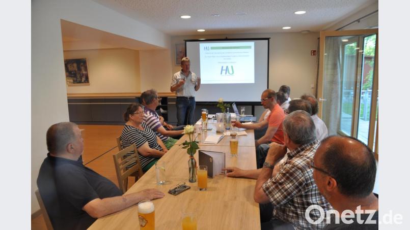 Die Ortsverbände der Freien Wähler Erbendorf und Kemnath luden zur Inforunde zum Thema „HeimatUnternehmen“. Projektkoordinator Alfred Wolf (stehend) berichtete über seine Arbeit. Bild: ak