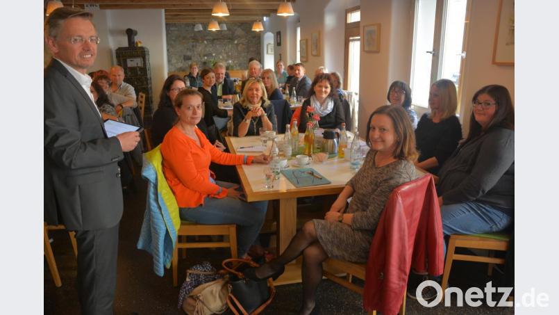 Landtagsabgeordneter Tobias Reiß (links) hatte die Vertreter der Elternbeiräte, des Schulamtsbezirks und Schulleiter zu einem Runden Tisch ins Mehrgenerationenhaus eingeladen. Die Teilnehmer diskutierten leidenschaftlich zum Thema Lehrermangel. Bild: jr