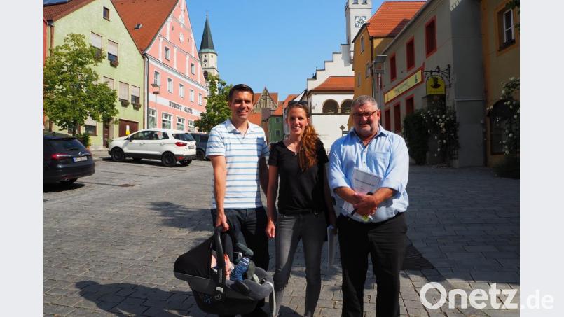 Matthias Wurm (links) zieht es weg aus den Ballungszentren und zurück in die Heimat. Mit seiner Frau Gabriela und Sohn Finn sowie Bürgermeister Armin Schärtl kommt er gerade vom Notar, wo er sich einen Bauplatz gesichert hat. Bild: bl