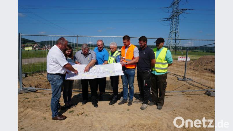 Die Verantwortlichen gaben ein Update zu den Arbeiten am Wasserleitungsnetz (von links): Schmidgadens Bürgermeister Josef Deichl, Praktikantin Veronika Lobinger, Nabburgs Bürgermeister Armin Schärtl, Hans Werner von der Gemeinde Schmidgaden, Norbert Winter, Oberbauleiter des Ingenieurbüros Seuss, René Hamberger und Andreas Ranziger vom Baubüro Pfaffinger und Helmut Schatz vom Ingenieurbüro Seuss. Bild: Christopher Dotzler