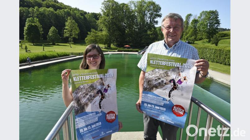 Frankenpfalz-Umsetzungsmanagerin Verena Frauenknecht und der Königsteiner Bürgermeister Hans Koch machen bei einem Pressetermin im Naturbad Königstein auf dem Sprungturm Werbung für das Kletterfestival vom 20. bis 23. Juni. Bild: Petra Hartl