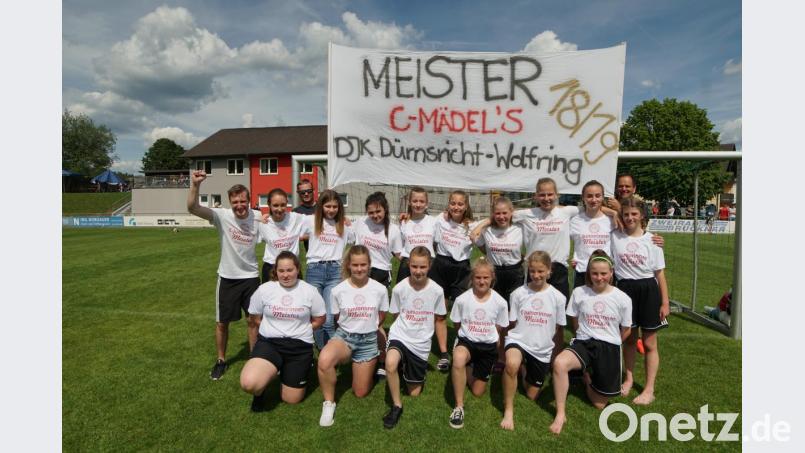 Trainer Alex Winkler (links) war mächtig stolz auf seine Mädels und feierte mit ihnen ausgelassen den Meistertitel. Bild: nib
