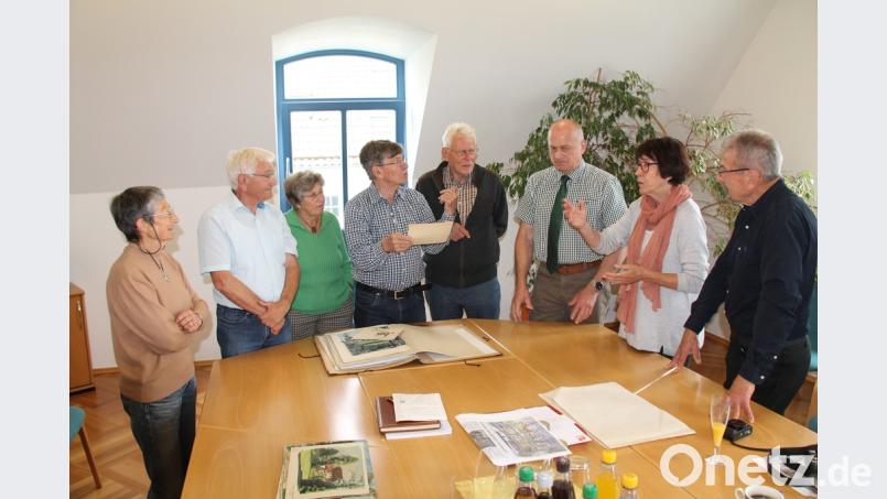 Maria-Jose Vergnes/Panarin (links), Wladislaw Panarin und Dolmetscherin Josette Arivieu (von rechts) tauschten sich in der Verwaltungsgemeinschaft mit (von links) Otto Reimer, Gertrud Stadlbauer, Theo Männer, Herbert Männer und Bürgermeister Walter Schauer aus. Bild: dl
