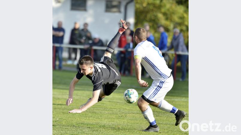 In der kommenden Saison gibt es kein Kreisliga-Derby zwischen TuS/Weiße Erde Hirschau (links Raphael Hirmer) und TuS Schnaittenbach (rechts Matthias Reiß). Die Schnaittenbacher spielen nach dem Abstieg in der Kreisklasse, die Hirschauer wechseln von der Kreisliga Süd in die Nord-Staffel. Bild: zg