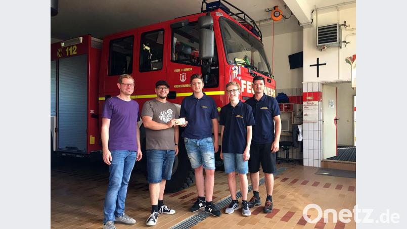 Die Vertreter der Feuerwehr um Johannes Leipold (rechts) freuen sich über eine Spende der SPD Kirchenthumbach, die Dominik Brütting (von links) und Jan Wiltsch überreichen. Bild: jma