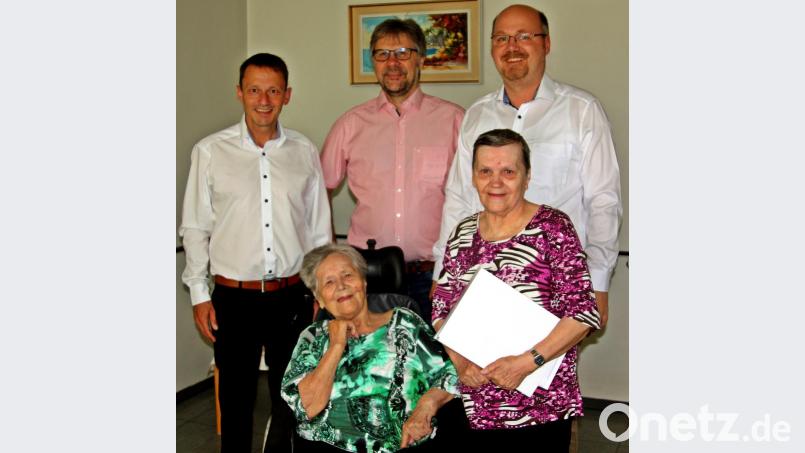 Anna Ondrich feiert ihren 100. Geburtstag mit (stehend, von links) Bürgermeister Jens Meyer, Martin Kneidl und Johannes Lukas sowie (vorne, rechts) Tochter Gerda Rauch. Bild: R. Kreuzer