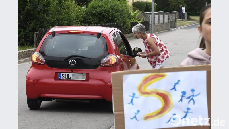 Rektorin Gunda Köstler hat keine Scheu, die Fahrer von „Elterntaxis“ direkt anzusprechen. Nicht immer stößt sie dabei auf Verständnis. Bild: Petra Hartl