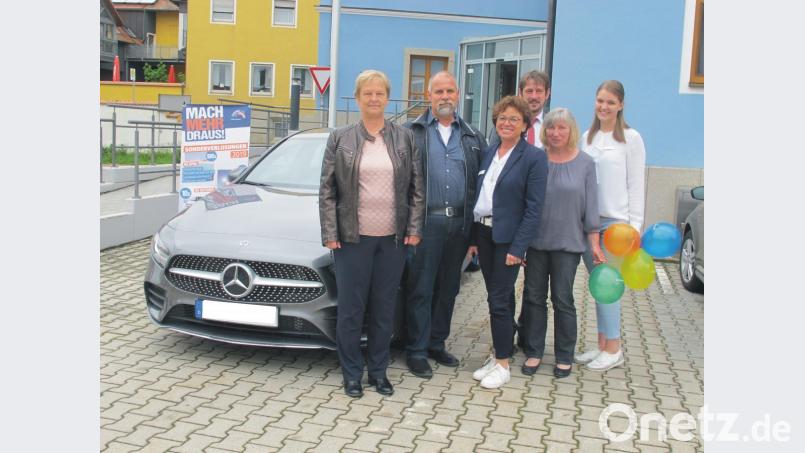 Die Eheleute Cornelia und Boris Schöbel (links) freuen sich über ein Auto als Gewinnspar-Hauptgewinn. Dazu gratuliert die Moosbacher Geschäftsstellenleiterin Karin Lindner (Vierte von rechts) mit ihrem Team von der Raiffeisenbank Neustadt-Vohenstrauß. Bild: gi