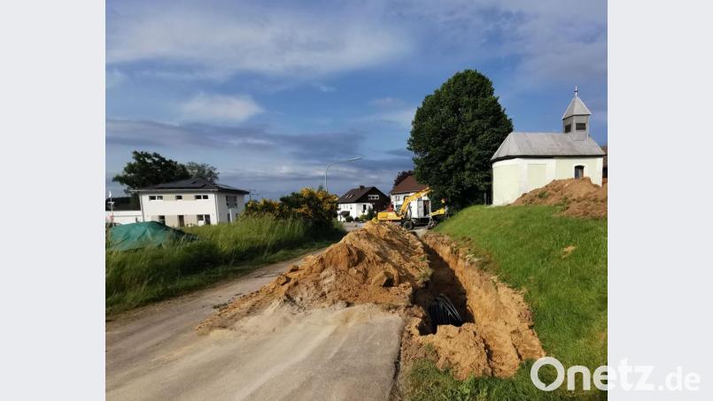 Direkt an der Bühlkapelle werden Versorgungsleitungen verlegt. Bild: gz