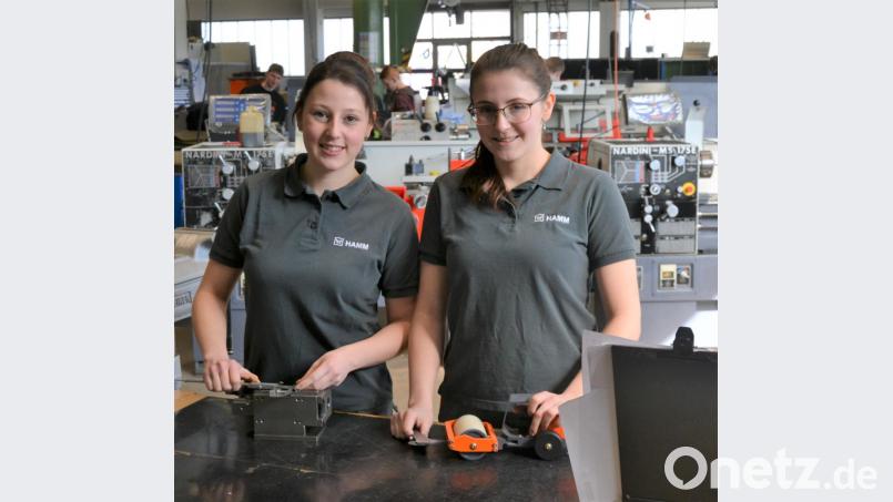 Statt am Computer verbringen Sophie und Patricia ihren Berufsalltag in der Werkstatt. Bild: fua