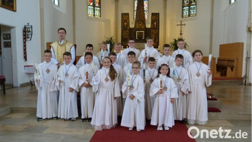 Pfarrer Stephan Rödl mit den 18 Erstkommunionkindern aus Mantel. Bild: hok