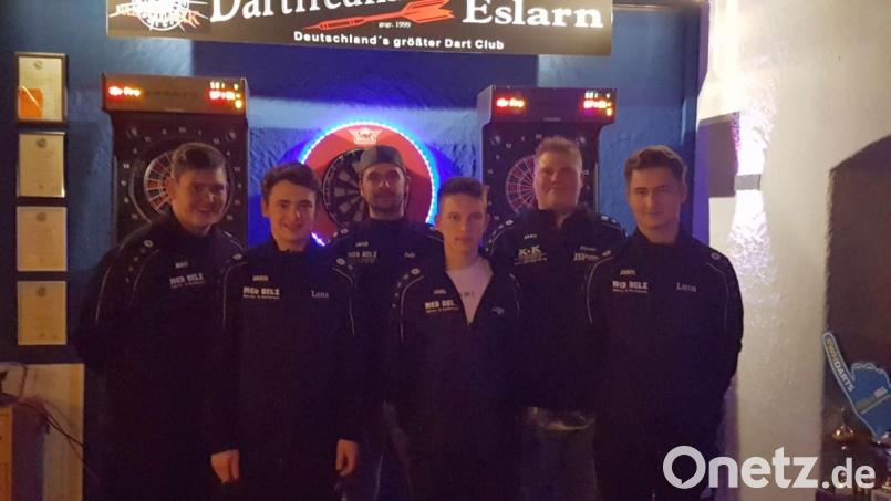 In der siebten Mannschaft der Dartfreunde darten (v.l.) Jonas Metzger, Felix Lanz, Tobias Ebenhöh, Lukas Dobmeier, Mannschaftsführer Klaus Reil und Luca Kaiser. Es fehlt Michl Brenner. Bild: gz