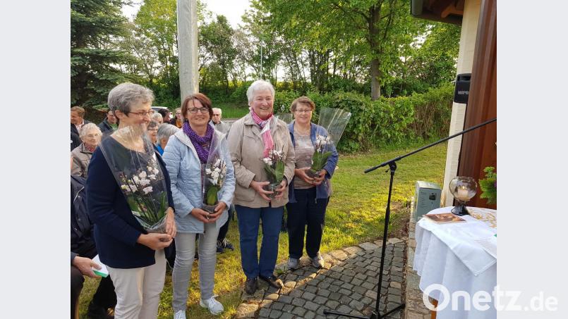 Monika Döllinger, Margit Dölllinger, Maria Scharnagl und Helga Peter (von links), die sich mit ihren Familien um die Pflege der Kapelle in Querenbach kümmern, erhielten bei der Jubiläumsandacht als Zeichen des Danks Blumengeschenke. Bild: exb