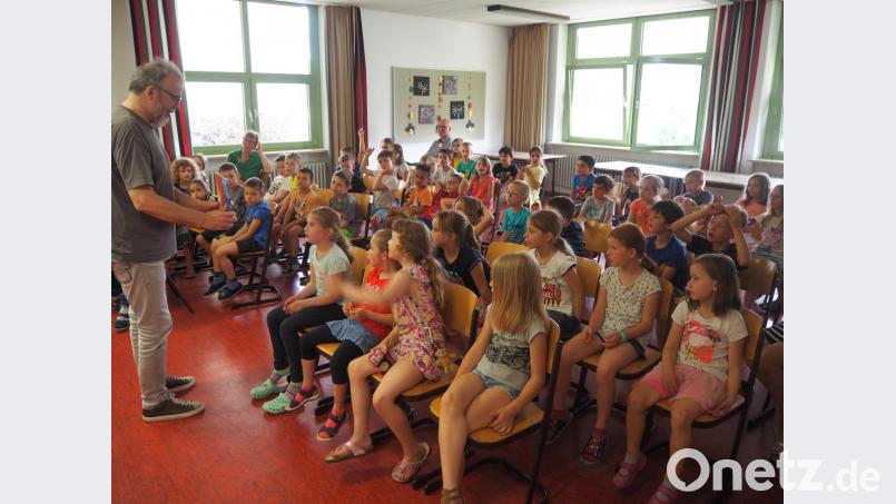Bestens gelang es Franjo Terhart, die Schüler jeder Altersstufe bei den Lesungen mit einzubeziehen Bild: stn