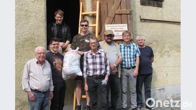 Das neue Team dankt den bisherigen Mitarbeitern. Von links: Hans Birkner, Simon Mauerer, Daniel Kühnl, Martin Herrmann, Joe Hartmann, Georg Giehl, Bernhard Birkner, Gerhard Herrmann. Birkner, Giehl und Norbert Kranz (nicht auf dem Bild ) scheiden aus. Bild: wrt