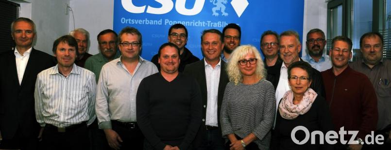 Bei der CSU Poppenricht standen Neuwahlen an (von links) MdL Harald Schwartz, Michael Laußer, Hans Klober, Werner Hartmann, Andreas Kopf, Benjamin Bogner, Manfred Hofmann, Hermann Böhm, Johannes Hauer, Nicki Wendl-Willerich, Reiner Hoffmann, Hubert Siegert, Barbara Wagner, Bernd Lang, Martin Bechthold und Horst Pongratz. Bild: gf