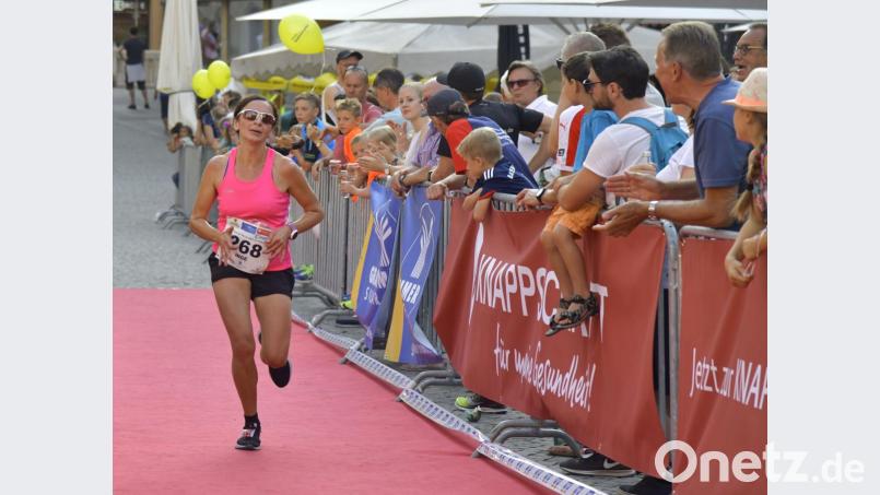 Eine Besonderheit bei der Amberger Running Night: An den Spalier stehenden Zuschauern vorbei laufen die Teilnehmer auf einem roten Teppich die letzten Meter bis ins Ziel am Marktplatz. Bild: Hubert Ziegler