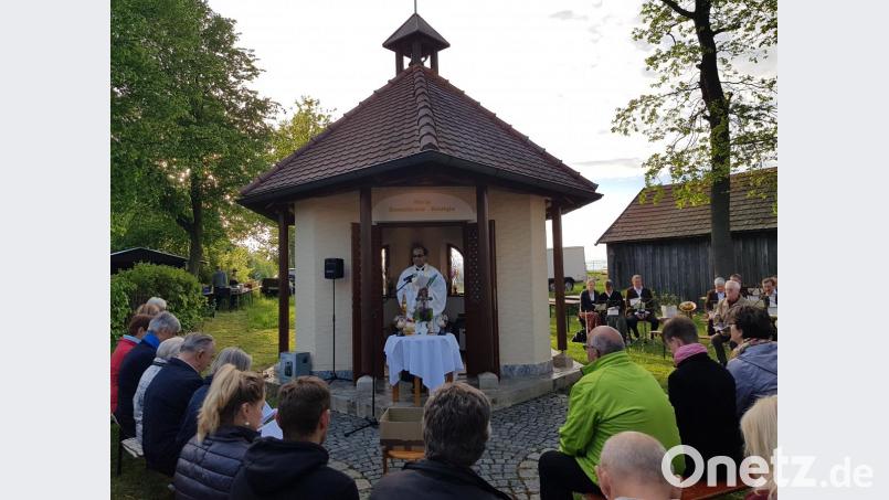Pfarrer George Parankimalil und die Blaskapelle Ernestgrün gestalteten die Jubiläumsandacht bei der Maria Rosenkranzkönigin. Bild: exb