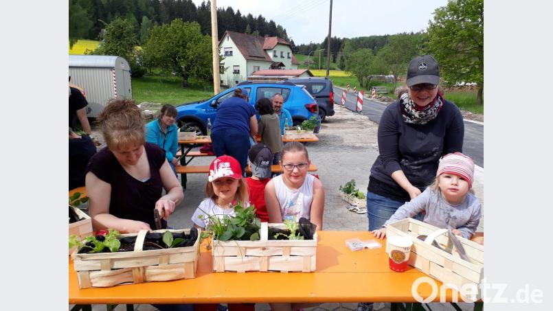 Nur mit dem Bepflanzen des Minibeetes ist es nicht getan. Von den Kindern erhalten die Körbchen noch Verzierungen. Bild: hl